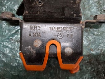 BROASCA (INCUIETOARE) HAION/PORTBAGAJ SKODA OCTAVIA OEM: 1U6827501.