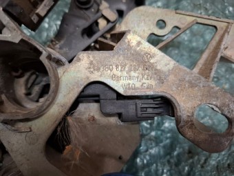 BROASCA (INCUIETOARE) HAION/PORTBAGAJ VOLKSWAGEN PASSAT B5.5 OEM: 3B0827297.