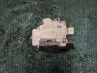 BROASCA (INCUIETOARE) USA DREAPTA FATA VOLKSWAGEN PASSAT B7 OEM: 3C1837016B.
