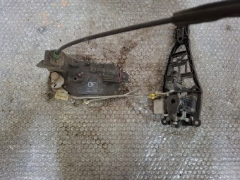 BROASCA (INCUIETOARE) USA STANGA FATA OPEL ASTRA H OEM: 13218748QF.