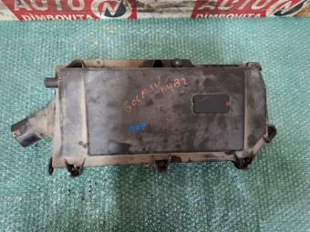 CARCASA FILTRU AER VOLKSWAGEN GOLF IV OEM: 036129611AM.