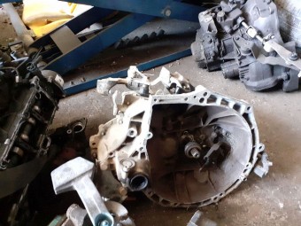 CUTIE VITEZE MANUALA 5 TREPTE CITROEN C4 CACTUS OEM: 9803846280.