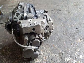 CUTIE VITEZE MANUALA 5 TREPTE VOLKSWAGEN PASSAT B6 OEM: JMA.