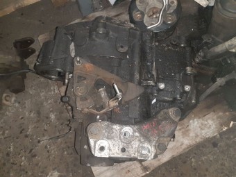 CUTIE VITEZE MANUALA 6 TREPTE VOLKSWAGEN PASSAT B6 OEM: JLR.