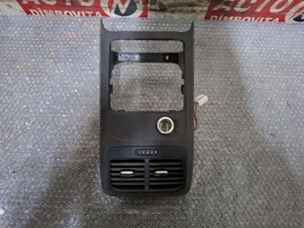 GRILA AER COTIERA( SPATE) VOLKSWAGEN JETTA IV OEM: 5C6864298A.