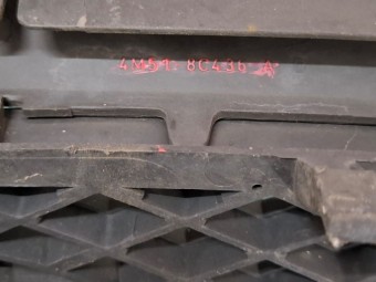 GRILA CENTRALA BARA FATA FORD FOCUS II OEM: 4M518C436A.