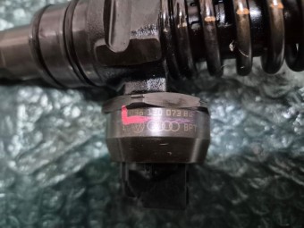 INJECTOR DIESEL SKODA OCTAVIA II OEM: 038130073BQ.