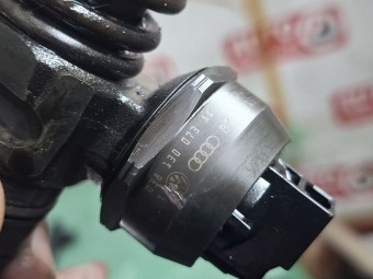 INJECTOR DIESEL VOLKSWAGEN SHARAN OEM: 038130073AK.