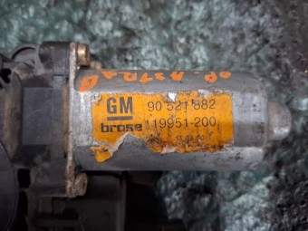 MOTORAS MACARA DREAPTA FATA OPEL ASTRA G OEM: 90521882.