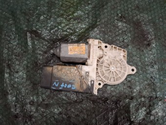 MOTORAS MACARA DREAPTA FATA VOLKSWAGEN GOLF IV 