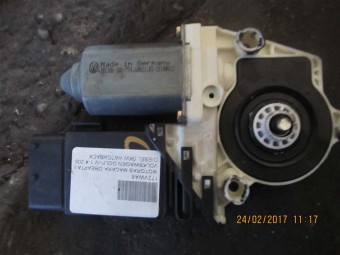 MOTORAS MACARA DREAPTA FATA VOLKSWAGEN GOLF IV OEM: 1J1959802D.