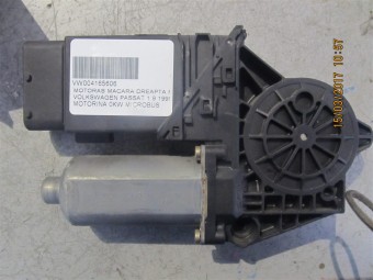 MOTORAS MACARA DREAPTA FATA VOLKSWAGEN PASSAT OEM: 3B4837756D.