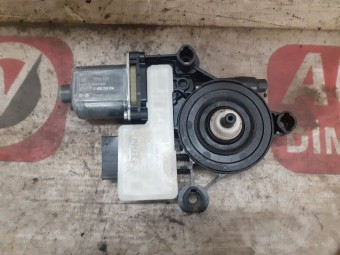 MOTORAS MACARA DREAPTA SPATE AUDI A3 8V OEM: 5Q0959812.