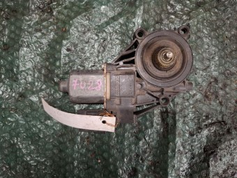 MOTORAS MACARA DREAPTA SPATE FORD FIESTA OEM: 8A6114553A.