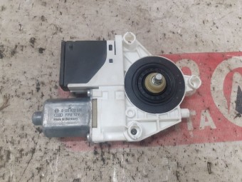 MOTORAS MACARA DREAPTA SPATE RENAULT MEGANE III OEM: 827306548R.