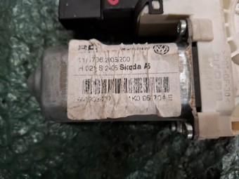 MOTORAS MACARA DREAPTA SPATE SKODA OCTAVIA II OEM: 1K0959704E.