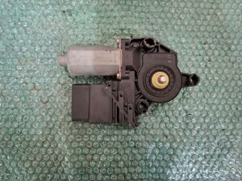 MOTORAS MACARA DREAPTA SPATE VOLKSWAGEN GOLF IV OEM: 101438203.