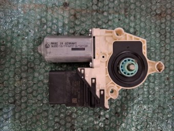 MOTORAS MACARA DREAPTA SPATE VOLKSWAGEN JETTA IV OEM: 1K0959704AG.