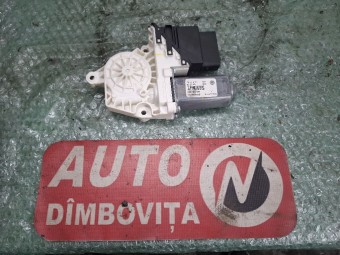 MOTORAS MACARA DREAPTA SPATE VOLKSWAGEN JETTA IV OEM: 3C0959703B.