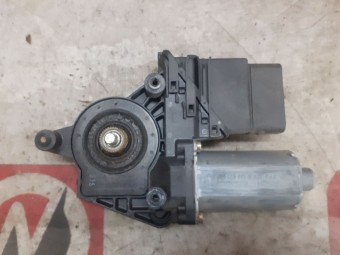 MOTORAS MACARA DREAPTA SPATE VOLKSWAGEN PASSAT B5.5 OEM: 0130821696/105407301.