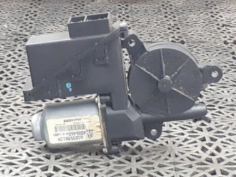 MOTORAS MACARA DREAPTA SPATE VOLKSWAGEN POLO 9N OEM: 6Q0959812A.