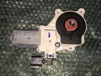 MOTORAS MACARA STANGA FATA FORD FOCUS III OEM: 929555-101.
