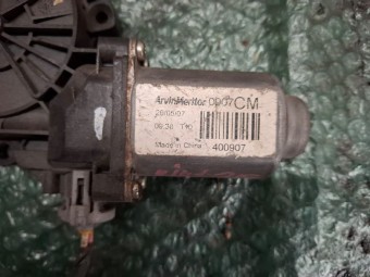 MOTORAS MACARA STANGA FATA HYUNDAI SANTA FE OEM: 400907.