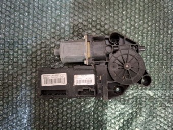 MOTORAS MACARA STANGA FATA RENAULT MEGANE III OEM: 807310246R.