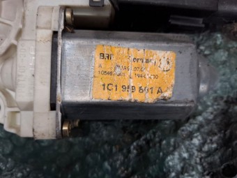 MOTORAS MACARA STANGA FATA VOLKSWAGEN GOLF IV OEM: 1C1959801A.