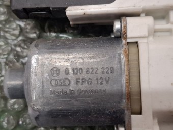 MOTORAS MACARA STANGA FATA VOLKSWAGEN GOLF V OEM: 0130822229.