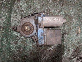 MOTORAS MACARA STANGA SPATE VOLKSWAGEN PASSAT B5.5 OEM: 0130821697.