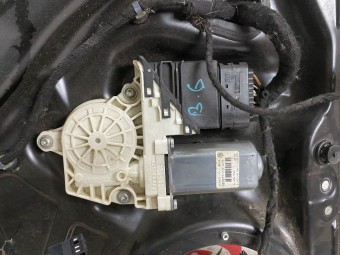 MOTORAS MACARA STANGA SPATE VOLKSWAGEN PASSAT B6 OEM: 1K0959703P/1J0959383C.
