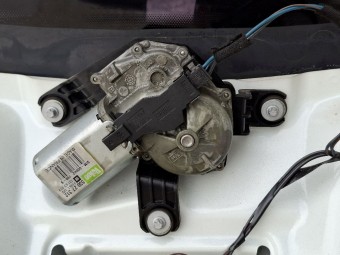 MOTORAS STERGATOR SPATE (LUNETA) OPEL CORSA D OEM: 13182342.