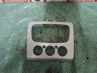 ORNAMENT BORD FORD FOCUS II OEM: 7M51-18522A.