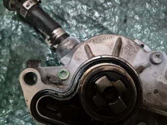 POMPA VACUUM VOLKSWAGEN GOLF IV OEM: 038145101B/R038145229.