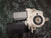 MOTORAS MACARA DREAPTA FATA VOLKSWAGEN GOLF IV OEM: 9776105415301.