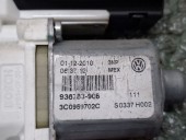 MOTORAS MACARA DREAPTA FATA VOLKSWAGEN JETTA IV OEM: 3C0959702C.