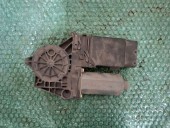 MOTORAS MACARA STANGA FATA VOLKSWAGEN GOLF IV OEM: 101430200.